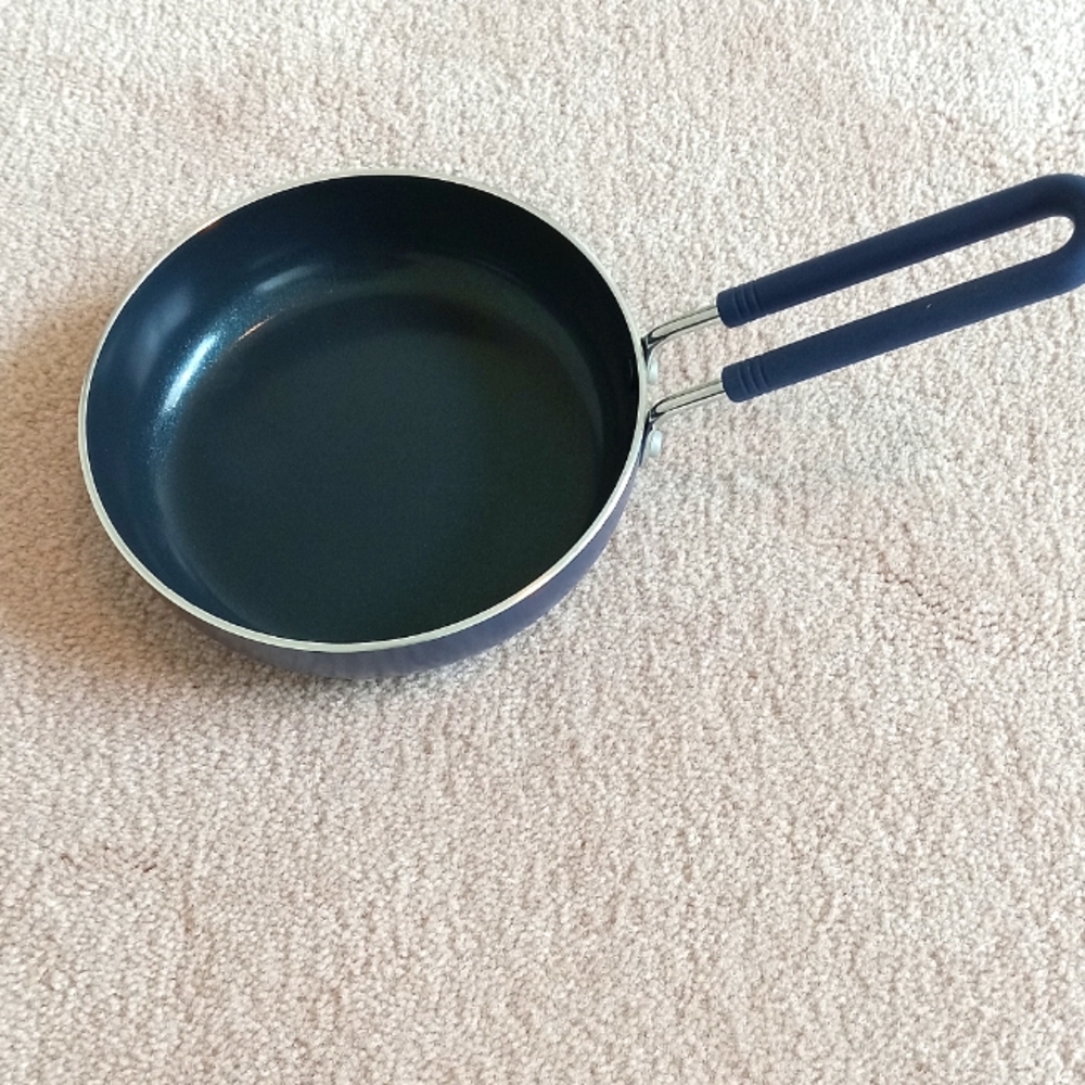 Single use frying pan